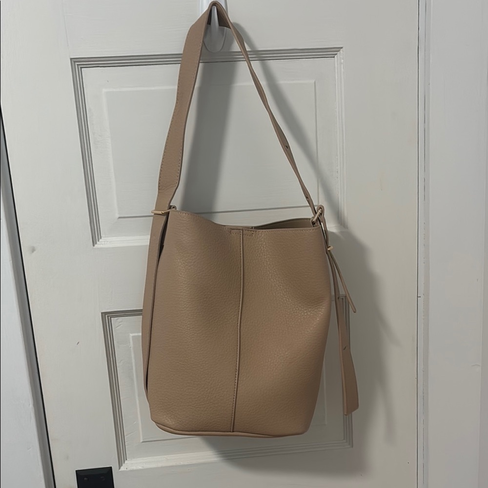 Elegant Tan Leather Shoulder Bag